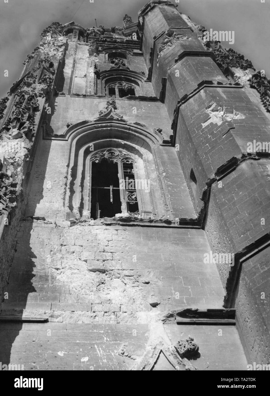 Undatiertes Foto eines zerstörten Kirche. Low Angle Shot auf eine Kirche Fassade eines unbekannten Kirche, die teilweise durch schwere Waffen zerstört wurde, vermutlich Artillerie Granaten. Bullet Schüsse sind auch erkennbar. Stockfoto