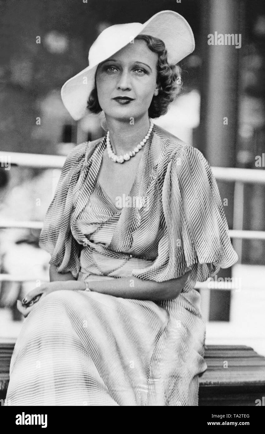 Die Schauspielerin und Miss England 1929'Angela Joyce am Hafen von Plymouth in einem eleganten Kleid und Hut. Sie ist zurück von ihrer Reise nach New York, wo sie derzeit eine Klage gegen Herrn Revelstoke, der, im Gegensatz zu seinem Versprechen, Joyce, heiratete Miss Flora Fermor-Hesketh. Stockfoto