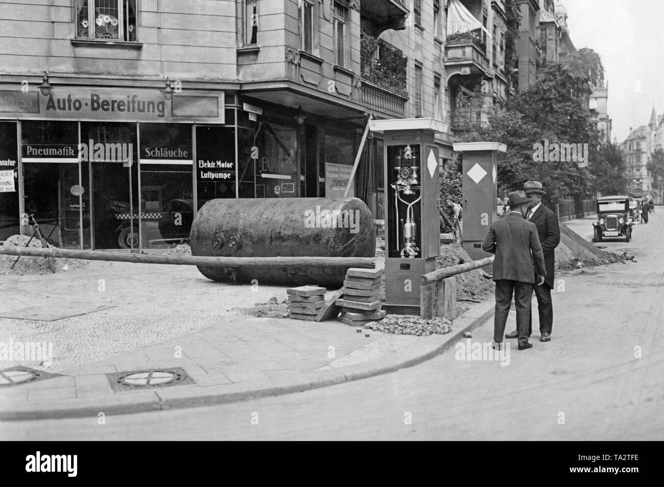 Automatische Tankstellen werden auf die Eisenacher Straße in Berlin installiert. Stockfoto
