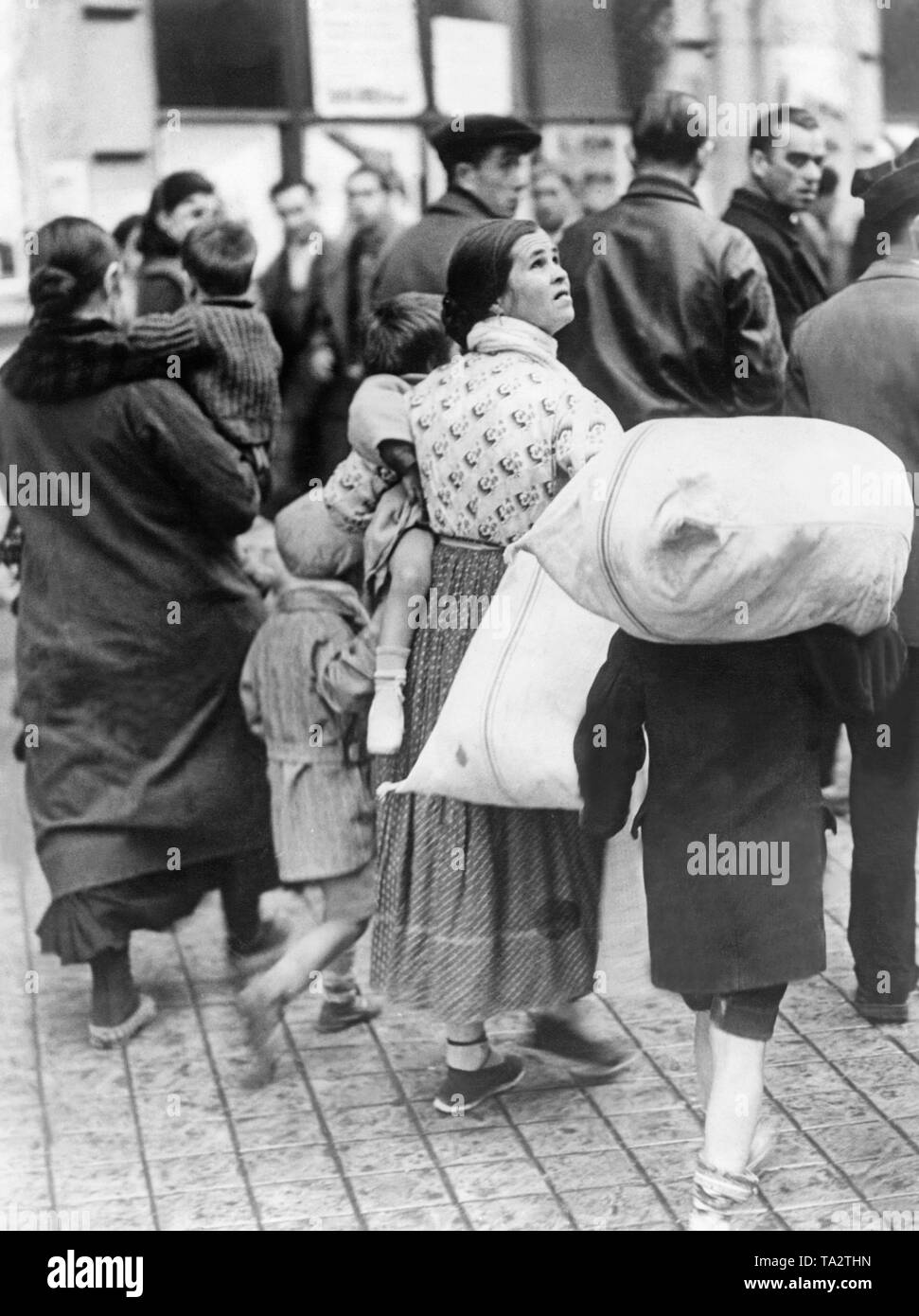 Foto von einer Gruppe von Flüchtlingen, die versuchen, die Hauptstadt von Spanien durch spanische Truppen im Winter belagert zu verlassen. Zuvor hatte die spanische Regierung gebeten hatte, Frauen und Kinder in Madrid zu verlassen. Stockfoto