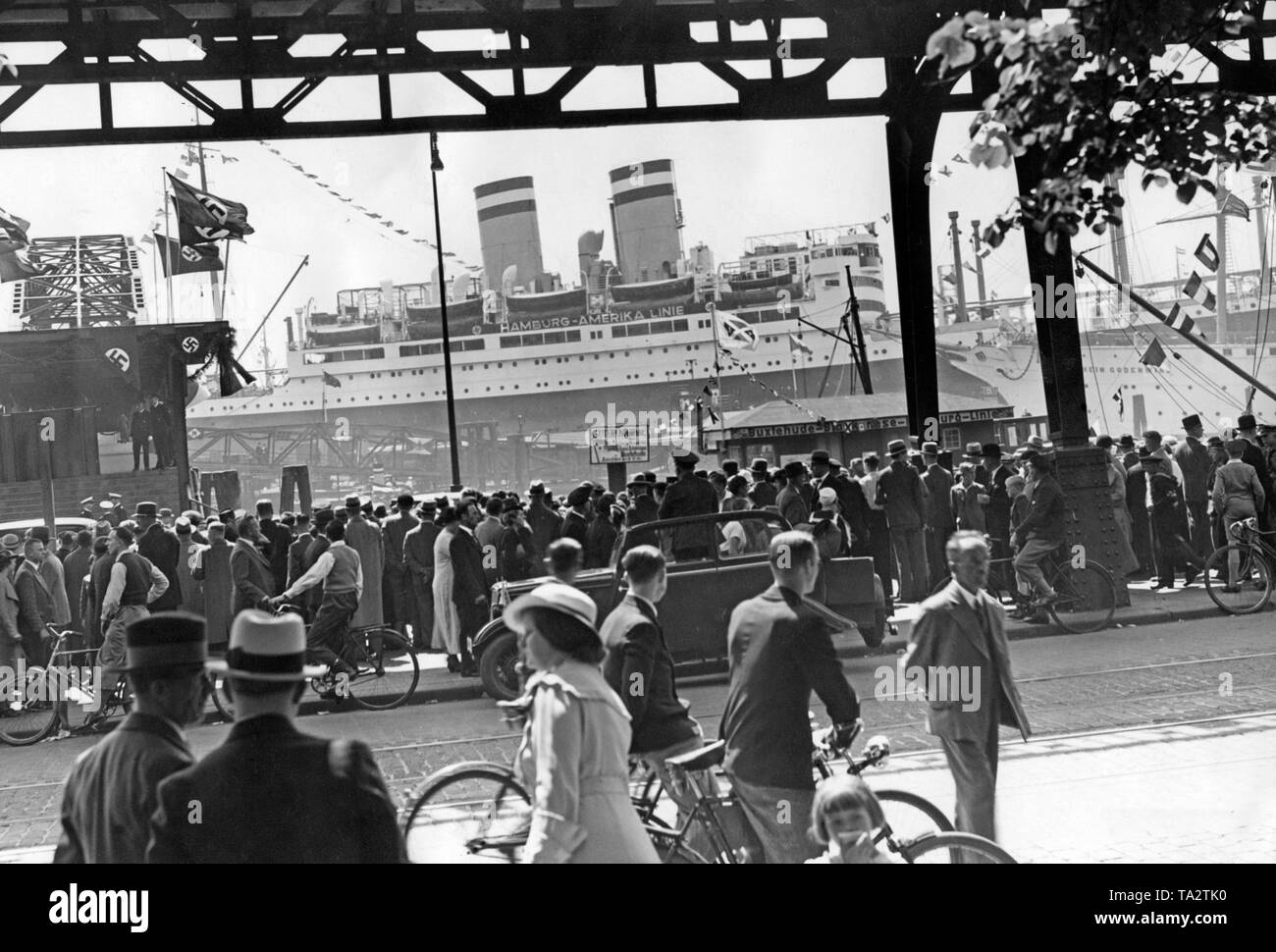 Die HAPAG Dampfer "Hamburg", die im Rahmen der Feierlichkeiten zum "Tag der Seefahrt' vor der Stege. An Bord der "Hamburg" waren viele Ehrengäste. Stockfoto