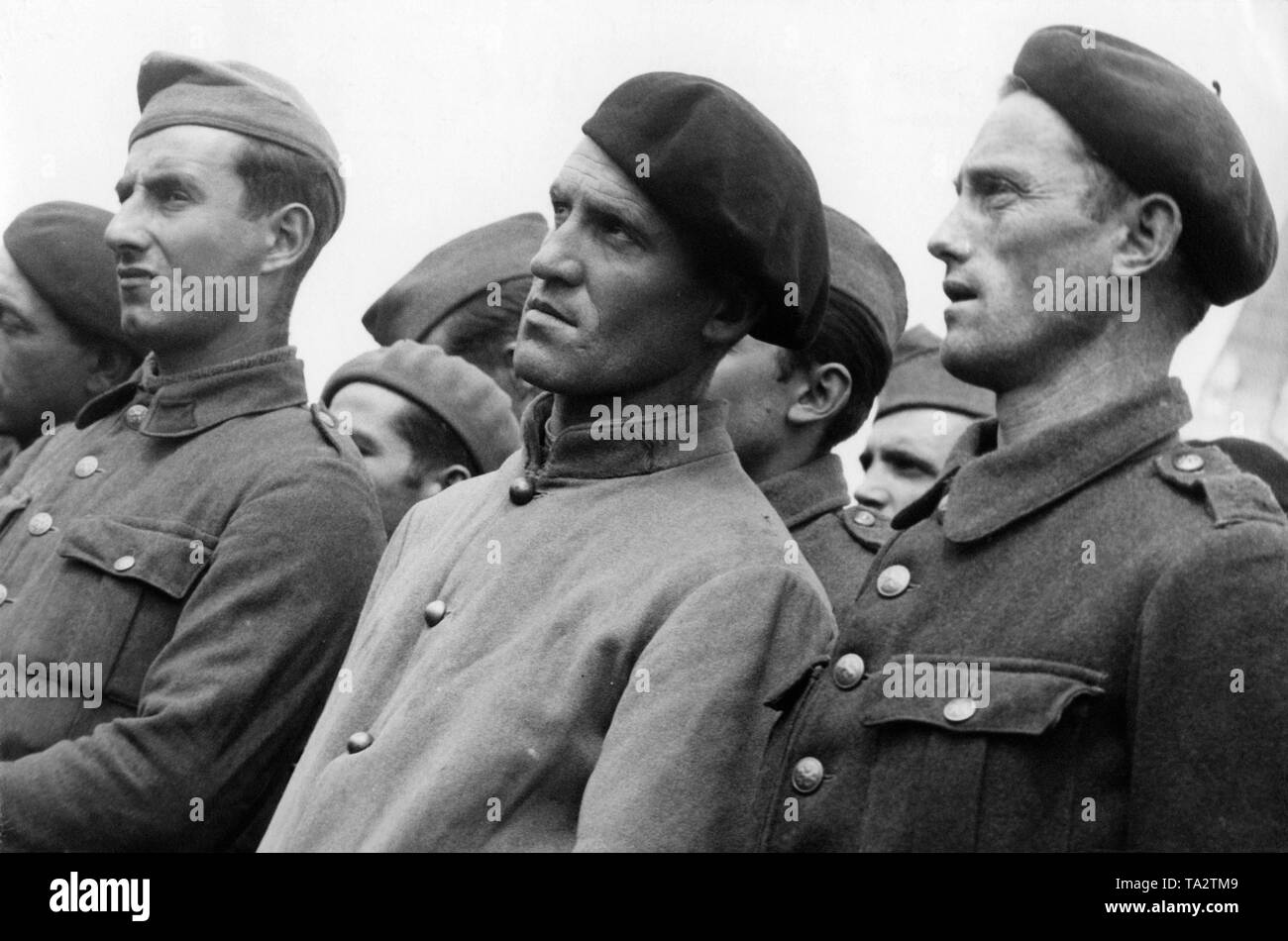 Französische Kriegsgefangene, die aus der Gefangenschaft entlassen wurden und nun in die Heimat zurück kommen in Chalon-sur-Saone auf der deutsch-französischen Grenze. Sie sind Väter von mindestens vier Kinder. Stockfoto