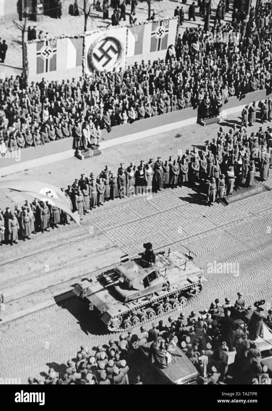 Militärparade anlässlich des Führers birthay in Prag. Die Reich Protector von Böhmen und Mähren, Konstantin von Neurath, steht in der VIP-stand und grüßt die vorbeifahrenden Panzer. Stockfoto