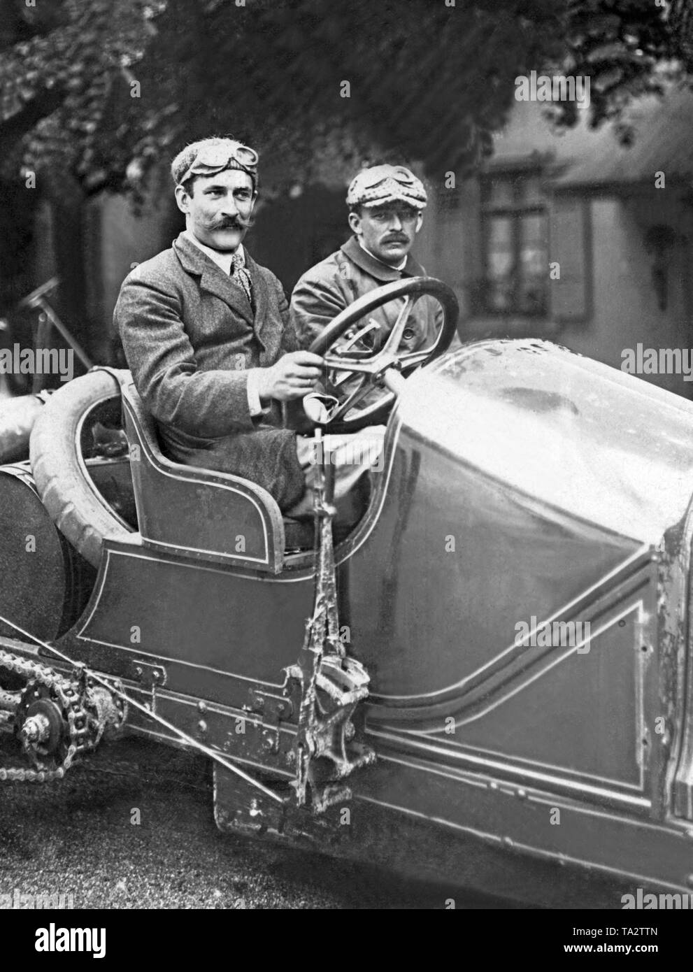 Die belgische Rennfahrer Pierre de bietet Training für den Kaiserpreis Rennen im Taunus im Jahre 1907. Stockfoto