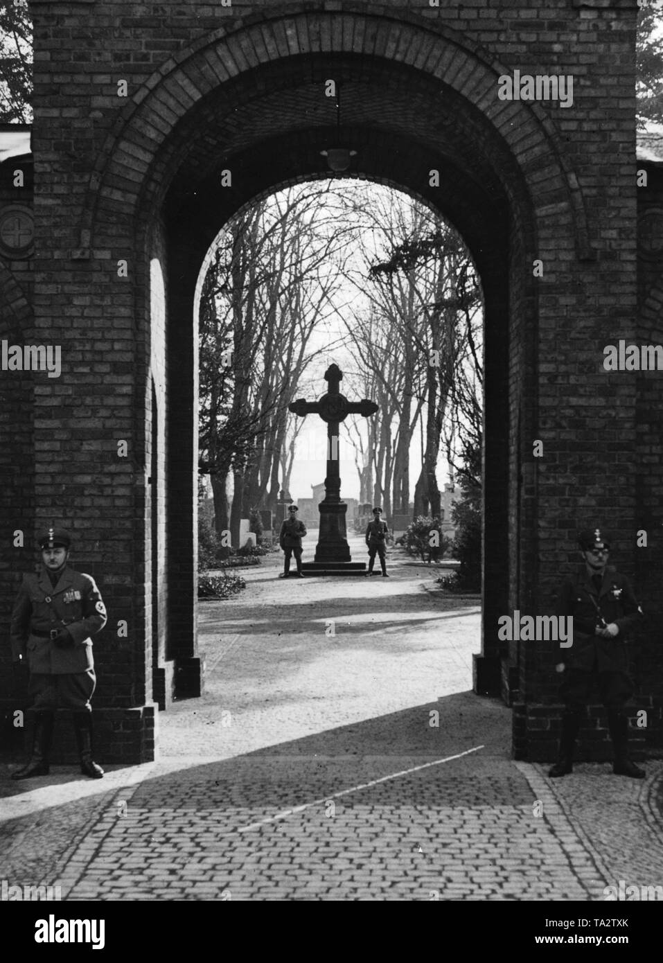 Mitglieder des Stahlhelm, stand Guard auf Heldengedenktag (Helden Memorial Day) auf dem Berliner Garnisonsfriedhof. Stockfoto