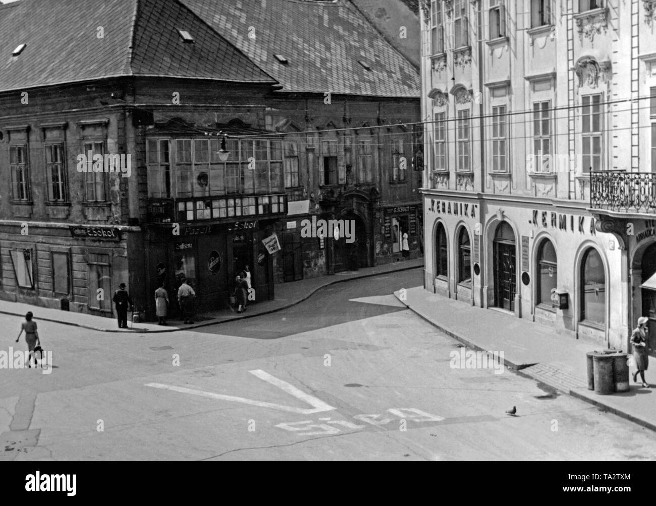 Ein "V Sieg (Victory)'-Schild durch die Nazis auf der Straße geschrieben. Das "V" ist ein Symbol für den Sieg der Nationalsozialisten. Die erste slowakische Republik wurde auf Hitlers Befehl im März 1939 gegründet, und Böhmen und Mähren wurden von der Wehrmacht besetzt. Stockfoto