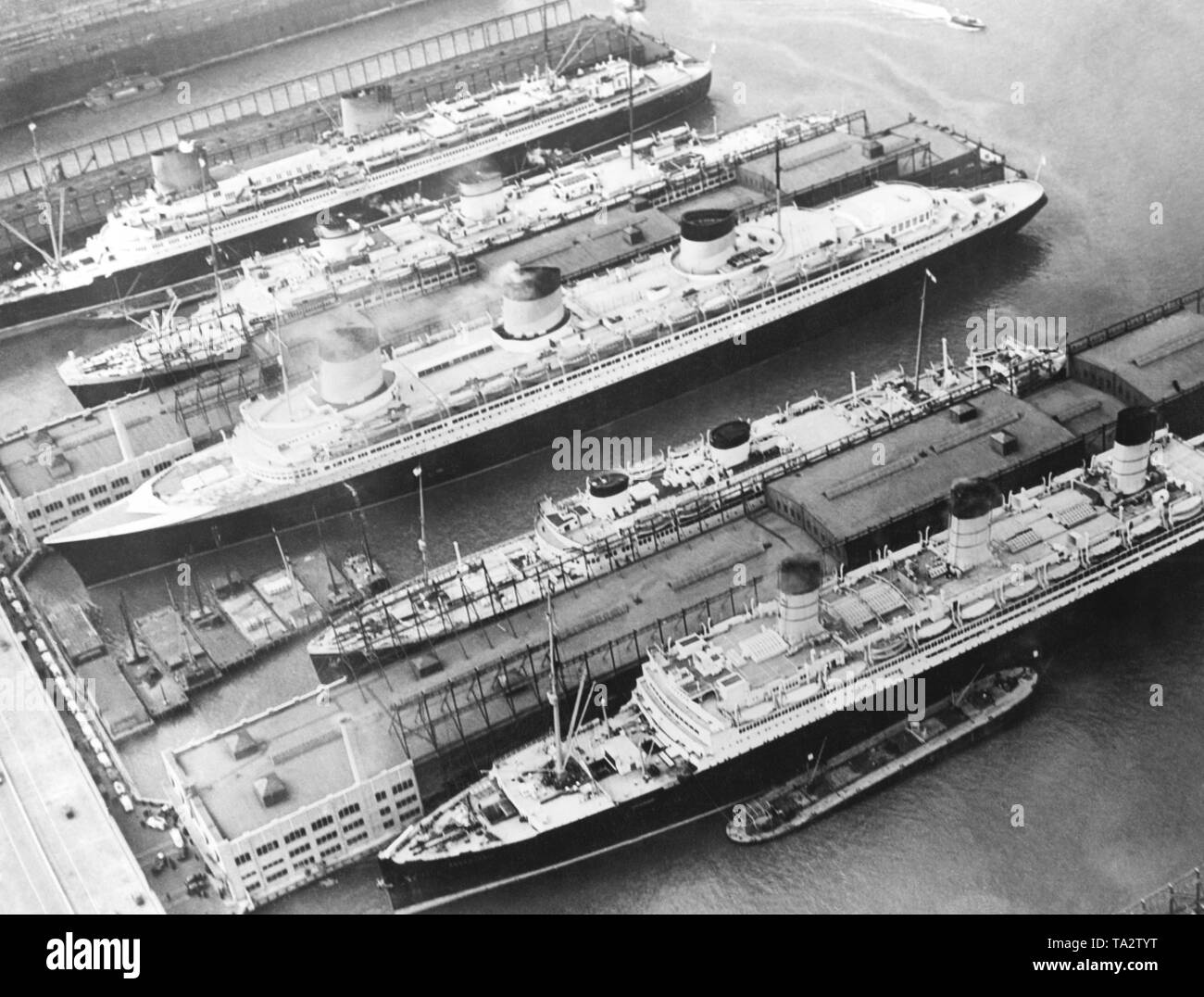 Die ozeanriesen 'Europa', 'Rex', 'Normandie', 'Georgic' und 'Berengaria' (von oben nach unten) sind in den Hafen von New York vor Anker. Stockfoto