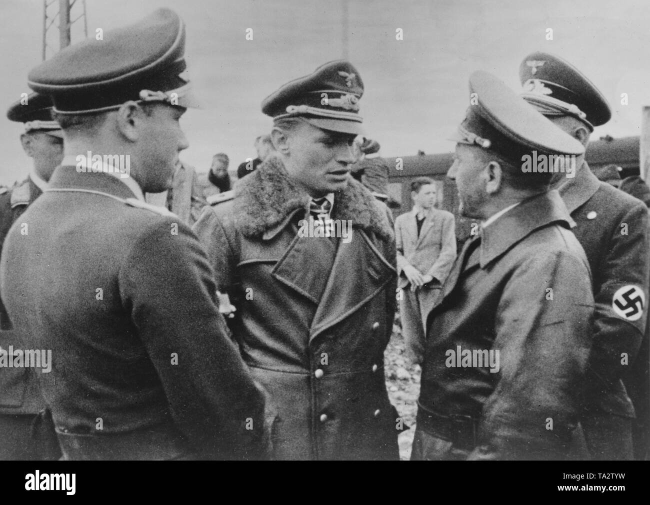 Leutnant der Luftwaffe Joachim Genzow (2. von links) bei einem Empfang in seiner Heimatstadt Steinebach in Bayern. Genzow trägt das Ritterkreuz des Eisernen Kreuzes um den Hals. Stockfoto