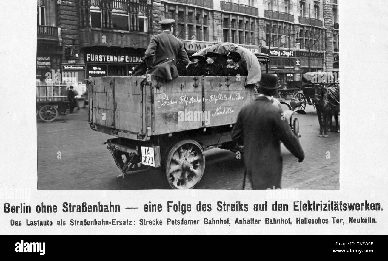 Ein Lkw ist als Ersatz der Straßenbahn verwendet. An der Außenwand der Stationen der Route können gelesen werden: Potsdamer Bahnhof, Anhalter Bahnhof, Hallesches Tor, Neukölln. Stockfoto