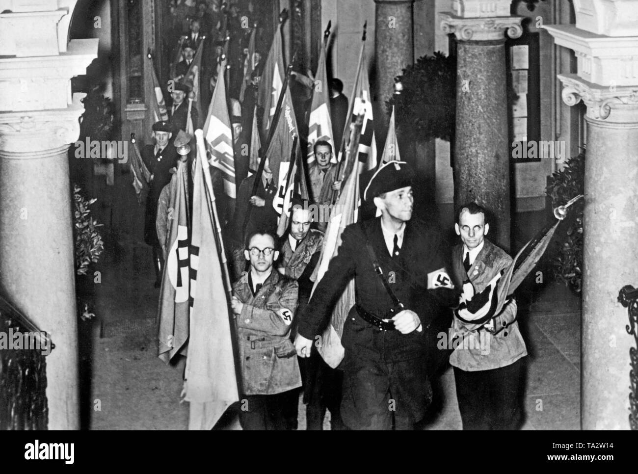 Die Schlacht Flaggen der ehemaligen Sudetendeutsche Partei sind im Rathaus der Stadt Reichenberg (heute Liberec) gespeichert. Nach der Annexion des Sudetenlandes an das Deutsche Reich, die SdP wurde aufgelöst und in die NSDAP zusammengeführt. Stockfoto