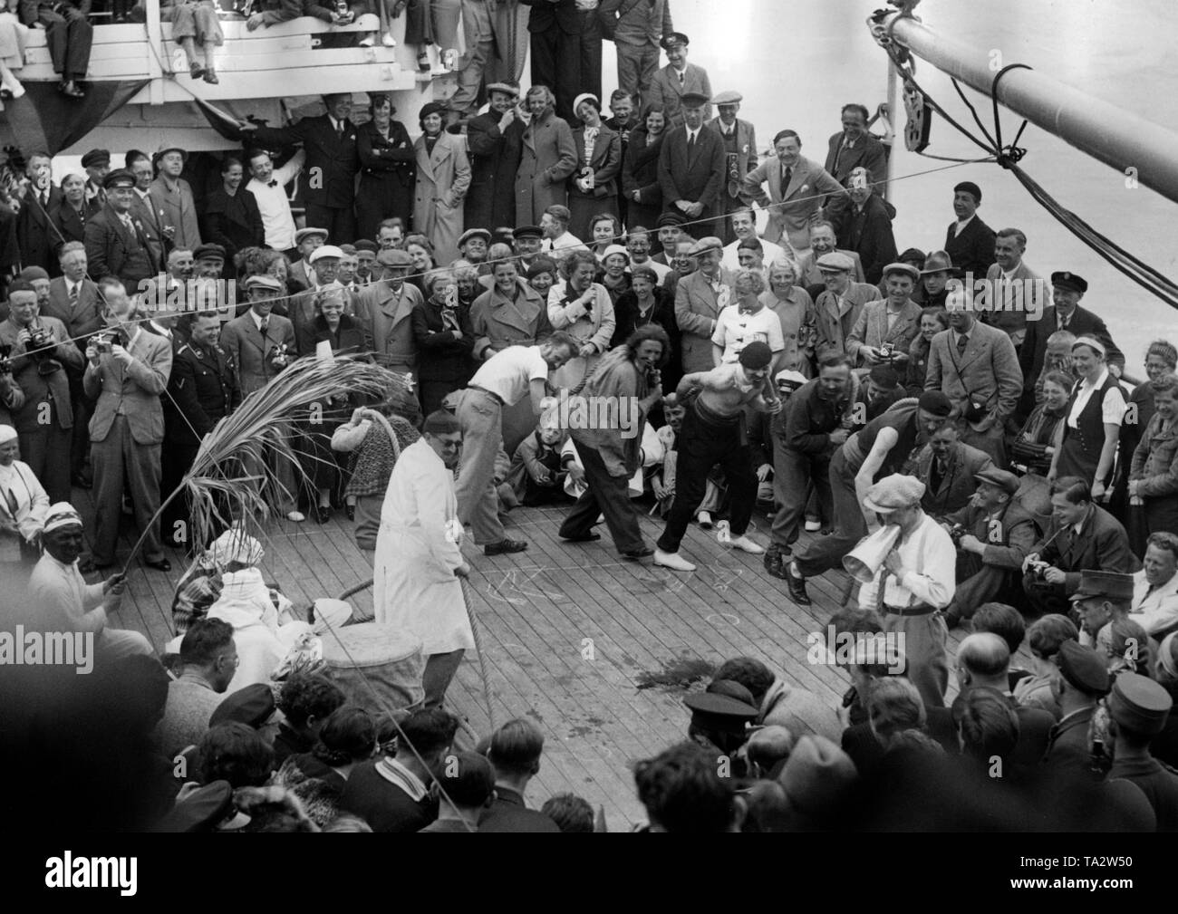 An Bord eines Kreuzfahrtschiffes der NS-Organisation tärke durch Freude" auf dem Weg nach Madeira Künstler der Vorstand Programm März vor dem Publikum. Bedeckt, sitzt in Sailor uniform Hugo Fischer-Koeppe. Stockfoto