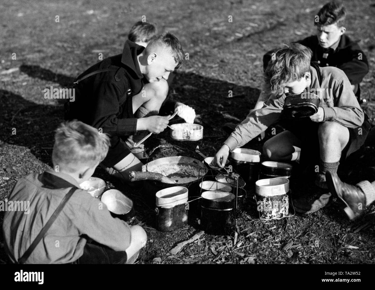 Mitglieder des Jungvolk sind ein Essen im Camp. Stockfoto