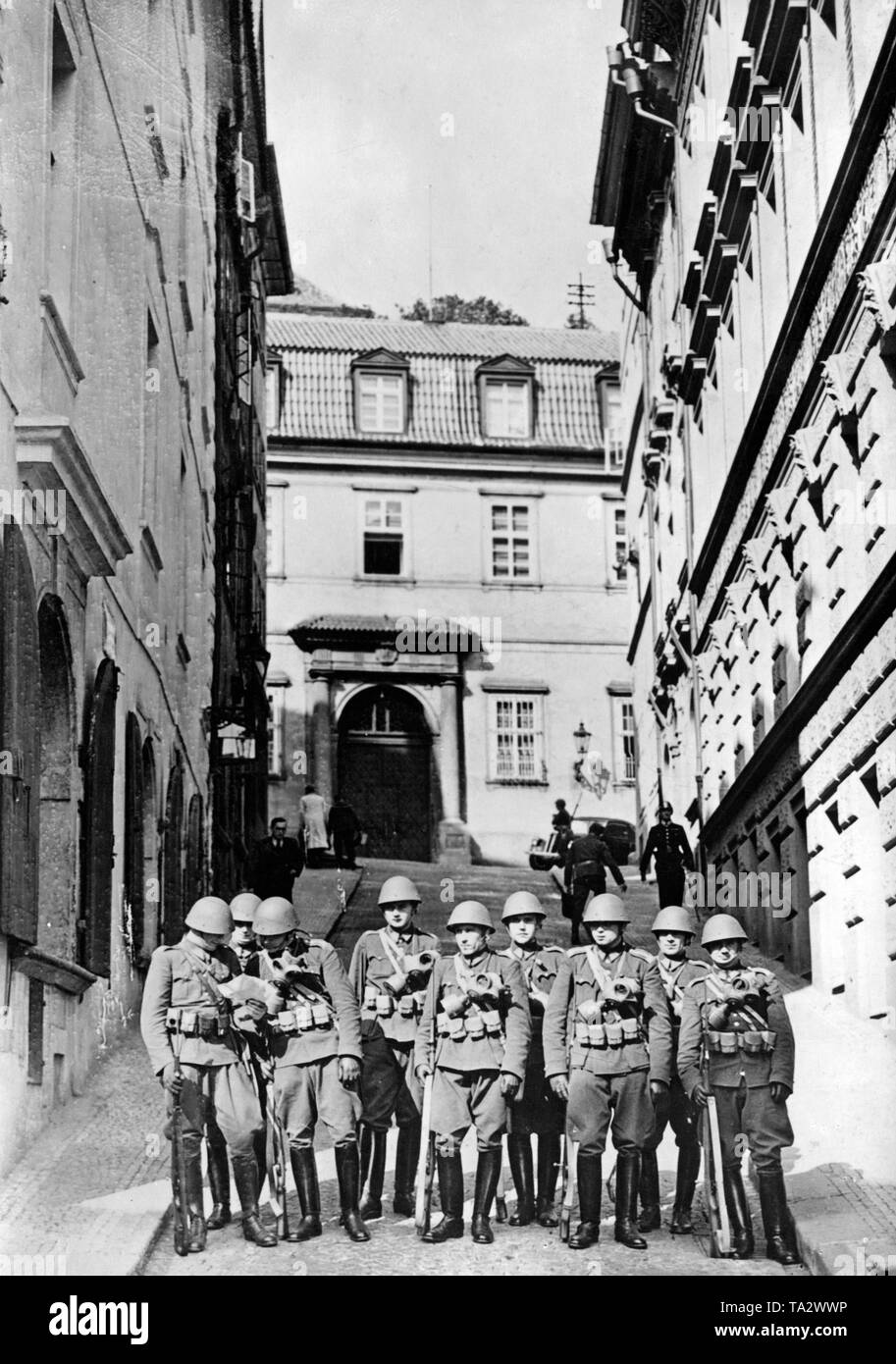 Nach den Ausschreitungen in Prag während der Besetzung des Sudetenlandes durch deutsche Truppen, die tschechische Armee bewacht die Gebäude der Deutschen Botschaft am 27. September 1938. Stockfoto