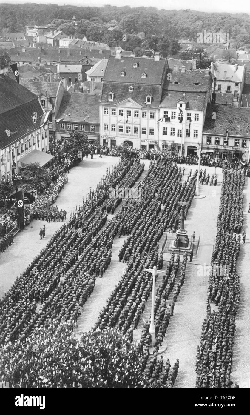 Im Spreewald Stadt Lübben Mitglieder der Stahlhelm-Gau Lausitz Parade auf dem Marktplatz. Die voll ausgestattete Spalten März, unter anderem, vor dem preußischen Ministerpräsidenten Hermann Göring. Stockfoto