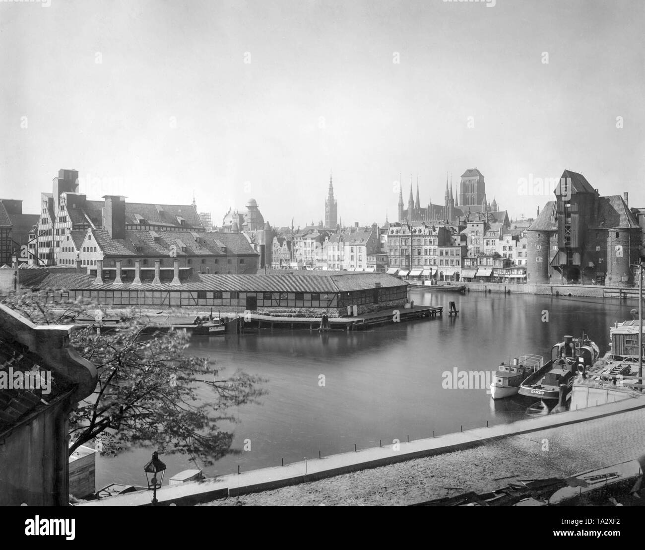 Dieses Foto zeigt einen Überblick über den Hafen von Danzig, das Krantor in die Linke, St. Mary's Church. Stockfoto