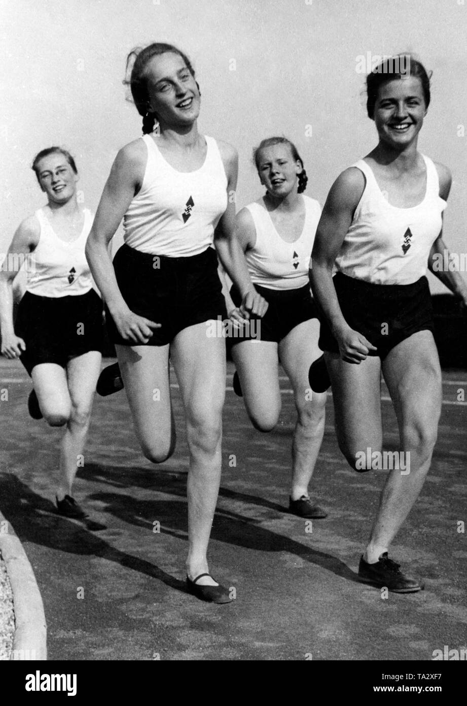 Junge Mädchen sind Training für den Sprint am 'Grossfest fuer den Hitlerjugend" (Festival der Hitler Jugend) in Breslau ab August 27 - September 1., 1940. Stockfoto