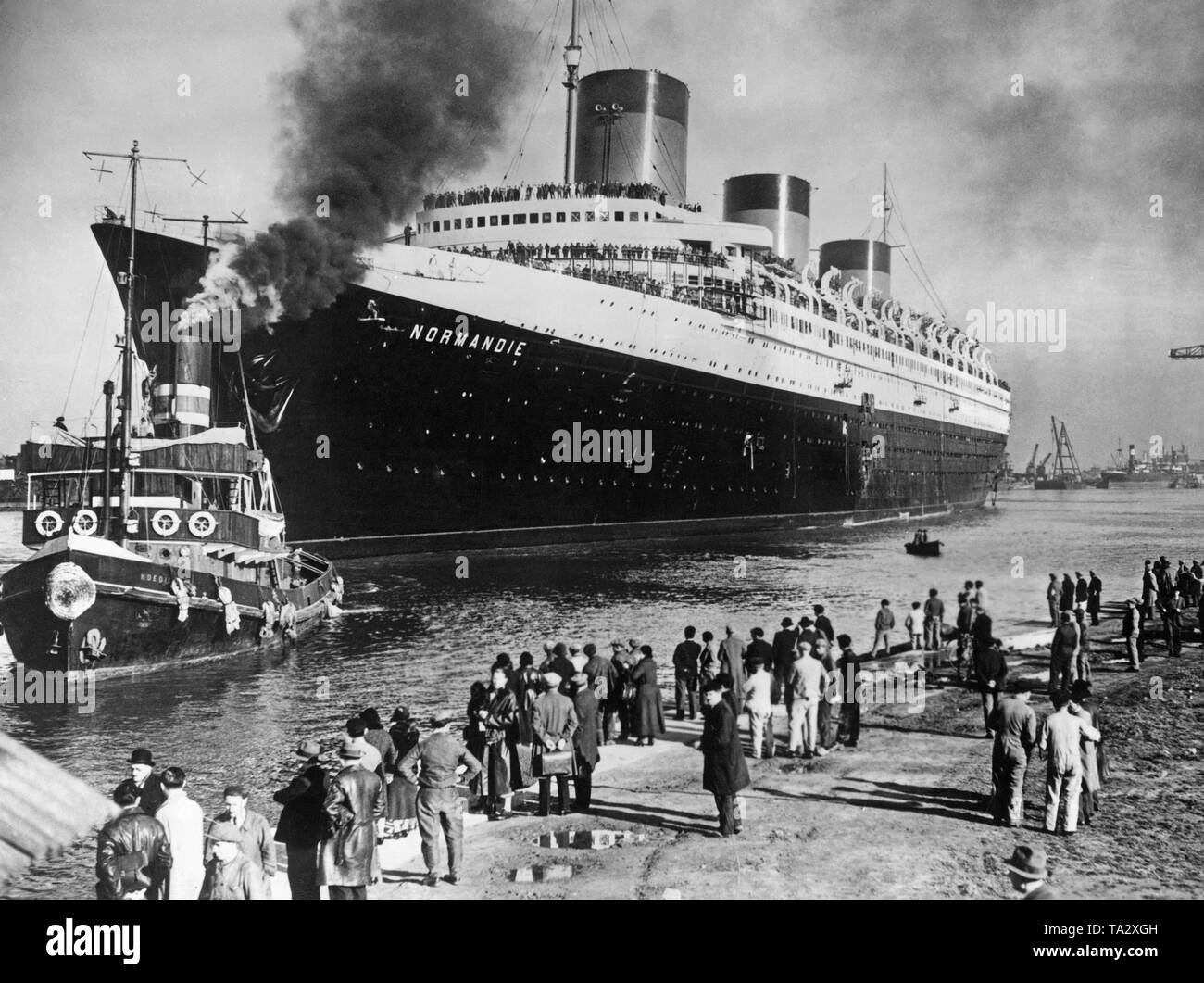 Die französischen Ozean Liner "Normandie" über ihre Arbeit auf dem Rumpf im Trockendock der Werft "Chantiers de l'Atlantique" in Saint Nazaire zu beenden. Stockfoto