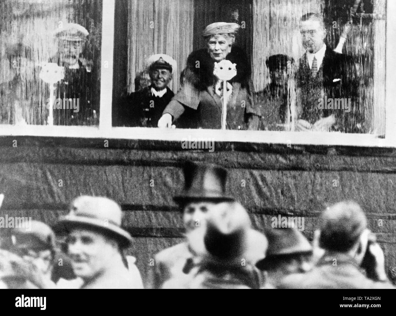 Königin Maria, die Frau des britischen Königs George V (links), tauft der Cunard Ocean Liner RMS 'Queen Mary' in Ihrem Namen in der Werft John Brown & Co. in Clydebank. Stockfoto