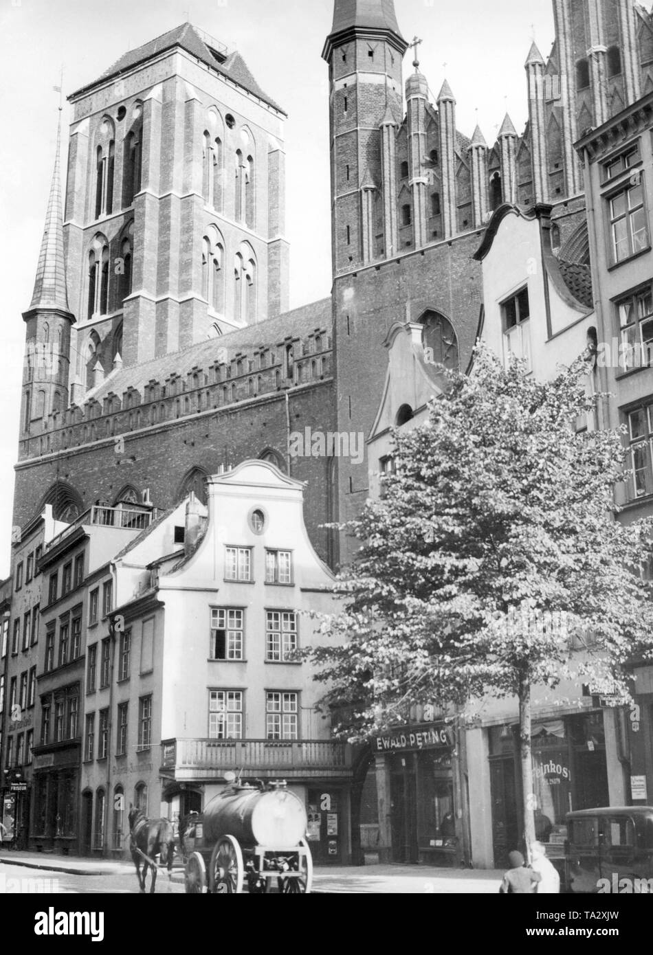 Das Foto zeigt die Kirche von St. Mary. Der Bau der Kirche begann im Jahre 1343 und wurde 1502 abgeschlossen. Sie wurde im gotischen Stil aus Backstein gebaut. Die Kirche kann über 25.000 Personen. Es beherbergt das Triptychon des Brügge Maler Hans Memling. Stockfoto