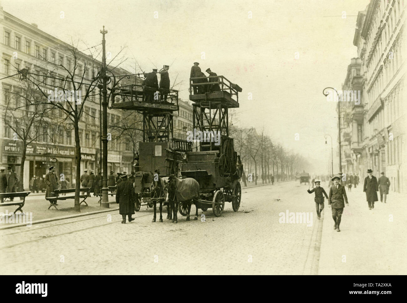 Mitarbeiter der Instandsetzung der Oberleitung der Straßenbahn. Stockfoto