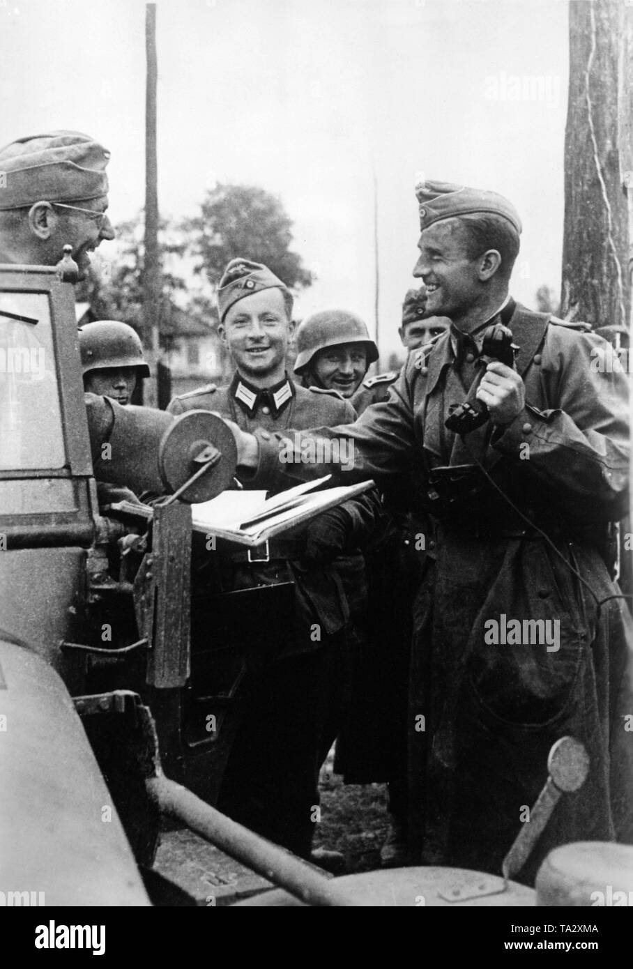 Der Wehrmacht allgemein mit Iron Cross ist die Untersuchung der aktuellen Aufklärungsergebnisse. Stockfoto