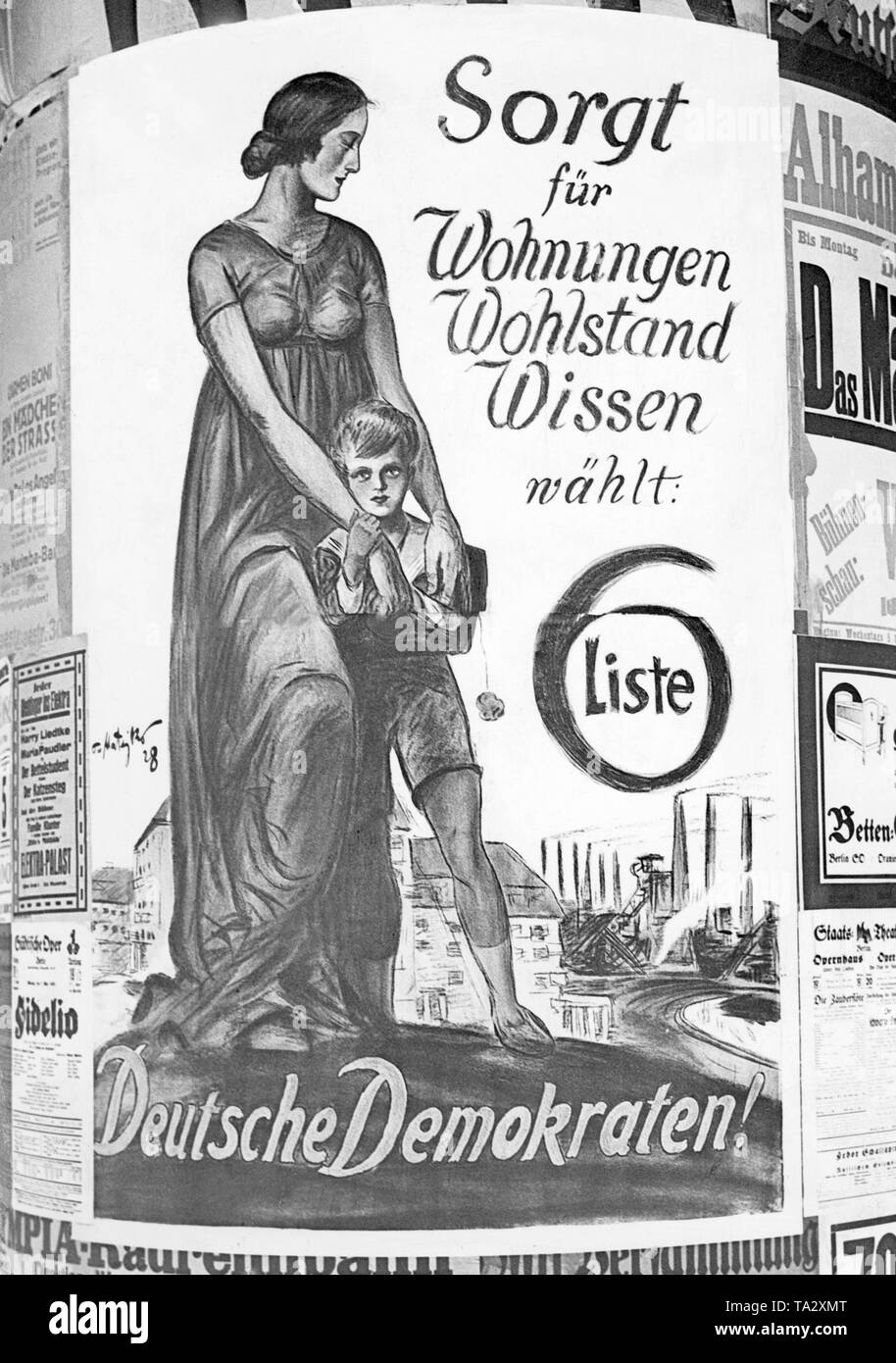Ein Wahlplakat der Deutschen Demokratischen Partei (DDP) für den Reichstag Wahl 1928 fordert Frauen und Mütter auf einer Litfaßsäule: "Sehen Sie nach Gehäuse, Wohlstand, Wissen, Stimmen für Liste 6'. Stockfoto