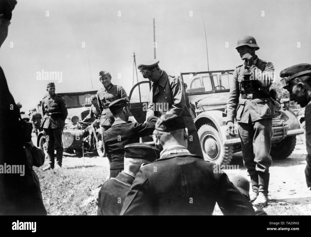 Abteilung Kommandeur, Generalleutnant Hermann Meyer-Rabingen (stehend, 2. von rechts) bei einem Commander treffen. Im Hintergrund mehrere Fahrzeuge der Wehrmacht. Foto: kriegsberichterstatter Lucke. Stockfoto