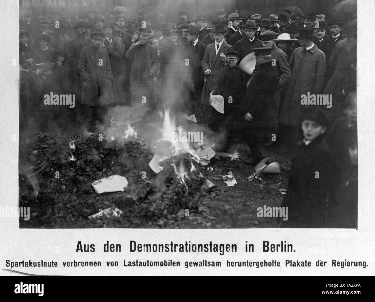 Spartakisten brennen Poster der Regierung. Sie hatte diese zuvor von Lastwagen durchgeführt im Laufe des Januar aufstand. Stockfoto