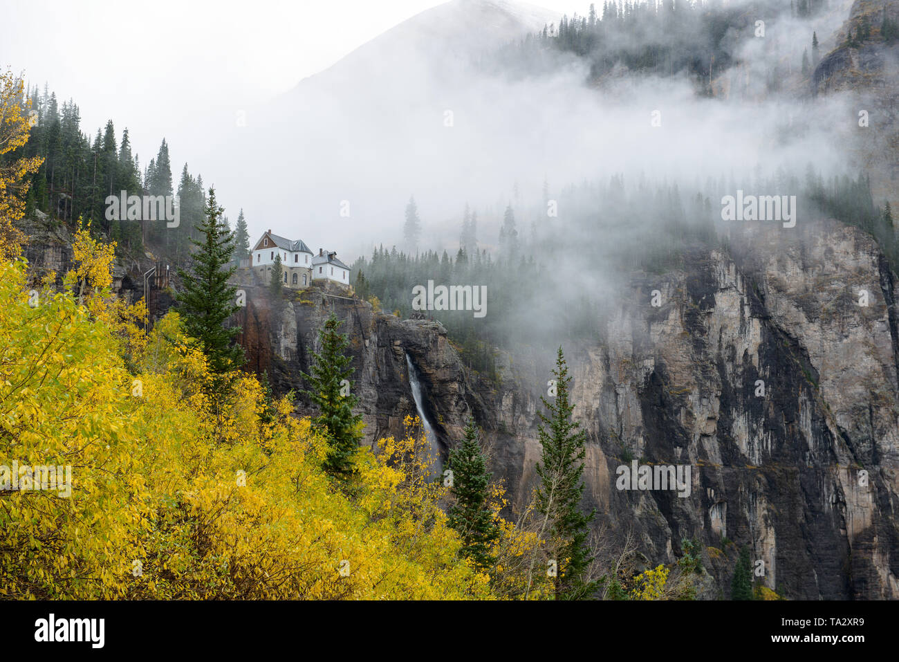 Herbst im Bridal Veil Falls - eine Nahaufnahme eines Bridal Veil Falls, dem höchsten frei fallenden Wasserfall in Colorado, an einem verregneten Herbsttag. Telluride. Stockfoto