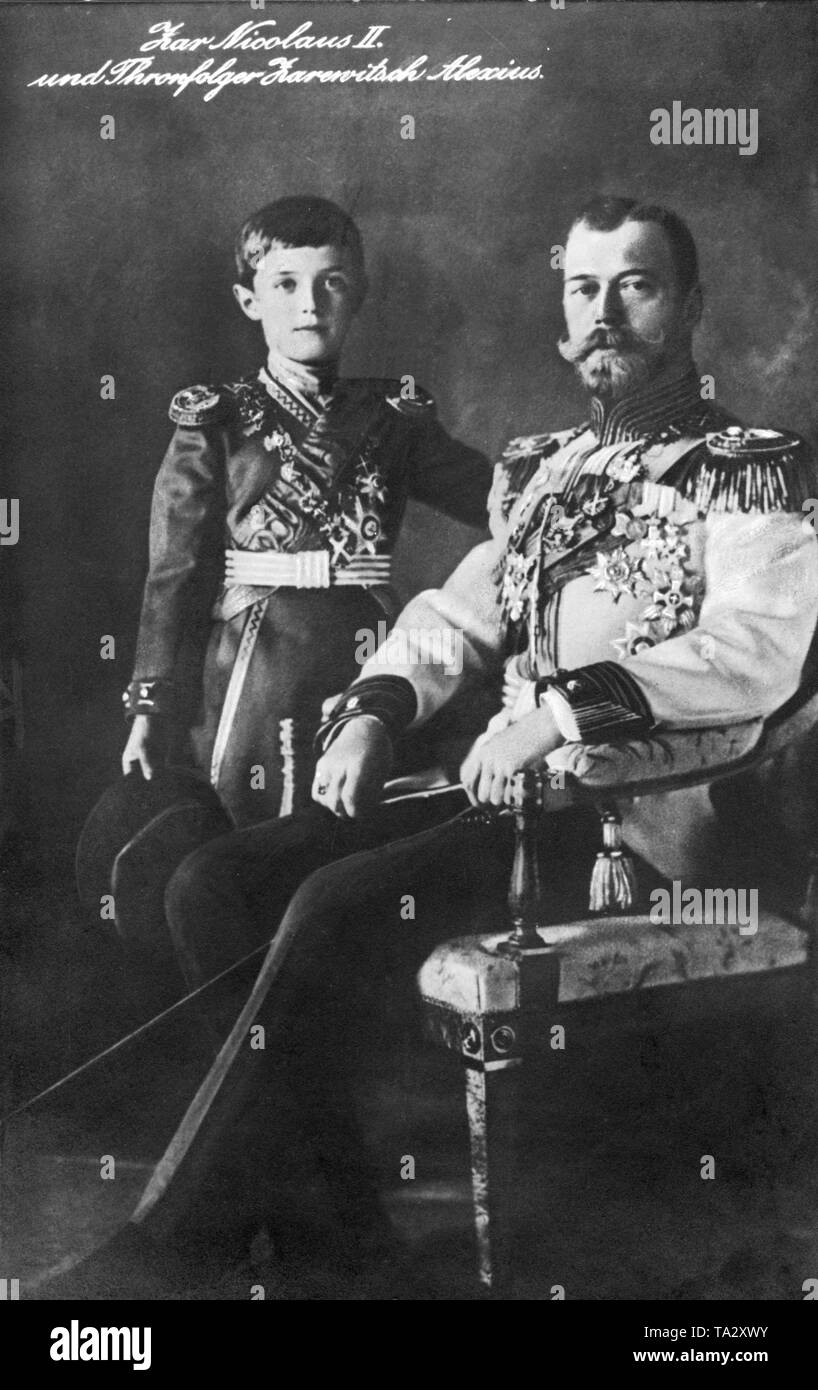 Zar Nikolaus II. von Russland mit seinem Sohn und Thronfolger Alexei im Jahre 1913. Stockfoto