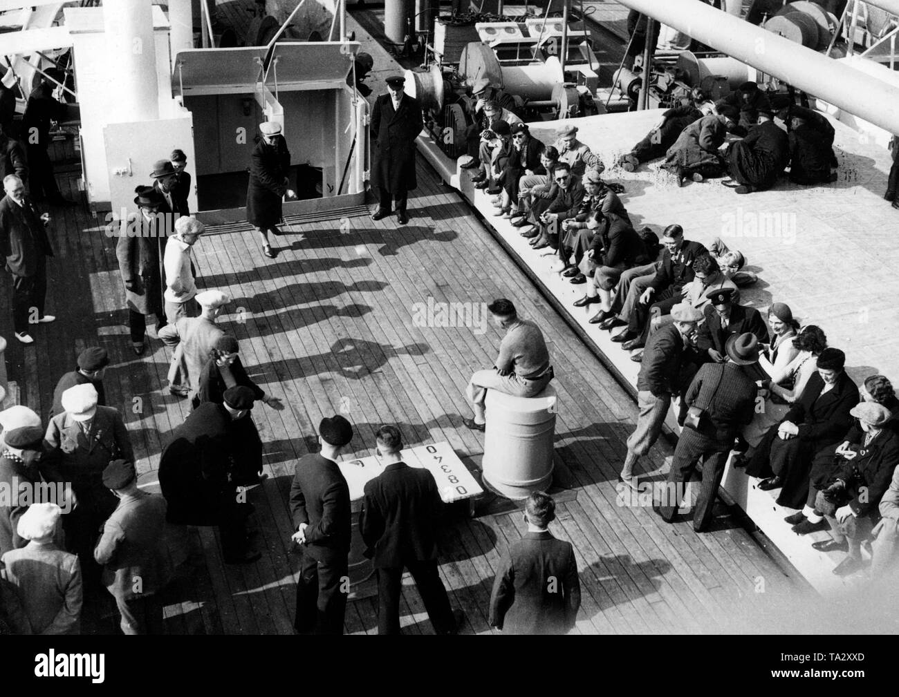 Urlauber Spielen ein Gesellschaftsspiel, Shuffleboard, auf einem Kreuzfahrtschiff der NS-Organisation "Kraft durch Freude" ('Stärke durch Freude". Undatiertes Foto. Stockfoto