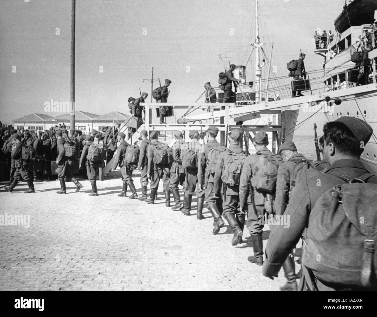 Foto von deutschen Soldaten der Legion Condor während der Rückfahrt an der Kaimauer im Hafen von Vigo, Galicia, am 30. Mai 1939. Die 'Kraft durch Freude' ('Stärke durch Freude') Dampfgarer (KdF-Flotte) 'Stuttgart' vor Anker, das angeblich die Kämpfer im spanischen Bürgerkrieg nach Hause zu bringen. Die Soldaten sind an Bord der Gangway mit vollem Feld pack. Stockfoto
