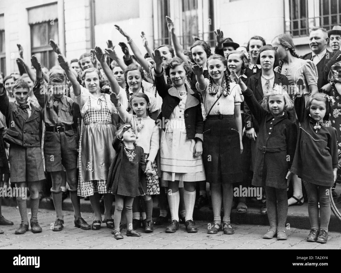Die ersten Soldaten kommen in Asch (Heute) an der Grenze zum Deutschen Reich. Kinder zeigen den Hitlergruß zu den deutschen Soldaten. Nach dem Münchener Abkommen im Oktober 1938, in der Tschechoslowakei hatten die Sudetendeutschen Gebiete an das Deutsche Reich abtreten. Stockfoto Die ersten Soldaten kommen in Asch (Heute) an der Grenze zum Deutschen Reich. Kinder zeigen den Hitlergruß zu den deutschen Soldaten. Nach dem Münchener Abkommen im Oktober 1938, in der Tschechoslowakei hatten die Sudetendeutschen Gebiete an das Deutsche Reich abtreten. Stockfoto