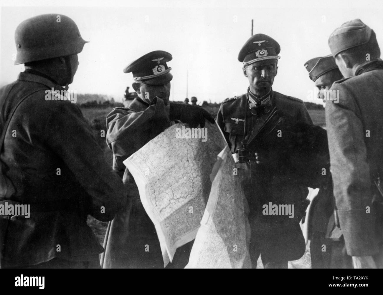 Offiziere sind für die Situation auf der Vorderseite informiert, hier im heutigen Lettland im Bereich der Heeresgruppe Nord. Foto: kriegsberichterstatter Tannenberg. Stockfoto