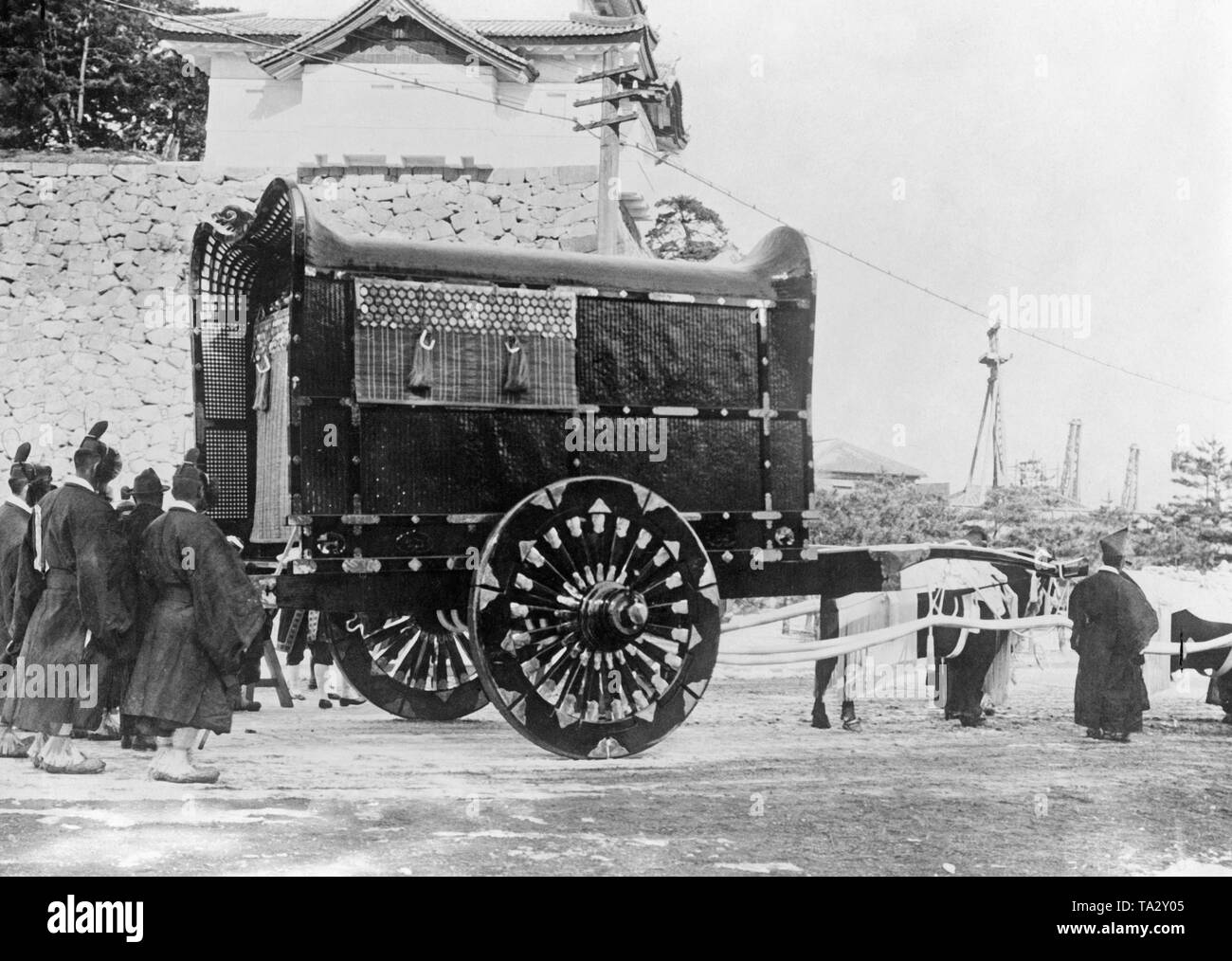 Der Körper der japanischen Taisho Yoshihito), die am 25. Dezember 1926 starb, ist durch die Straßen in einem großen ox-Wagen. Stockfoto