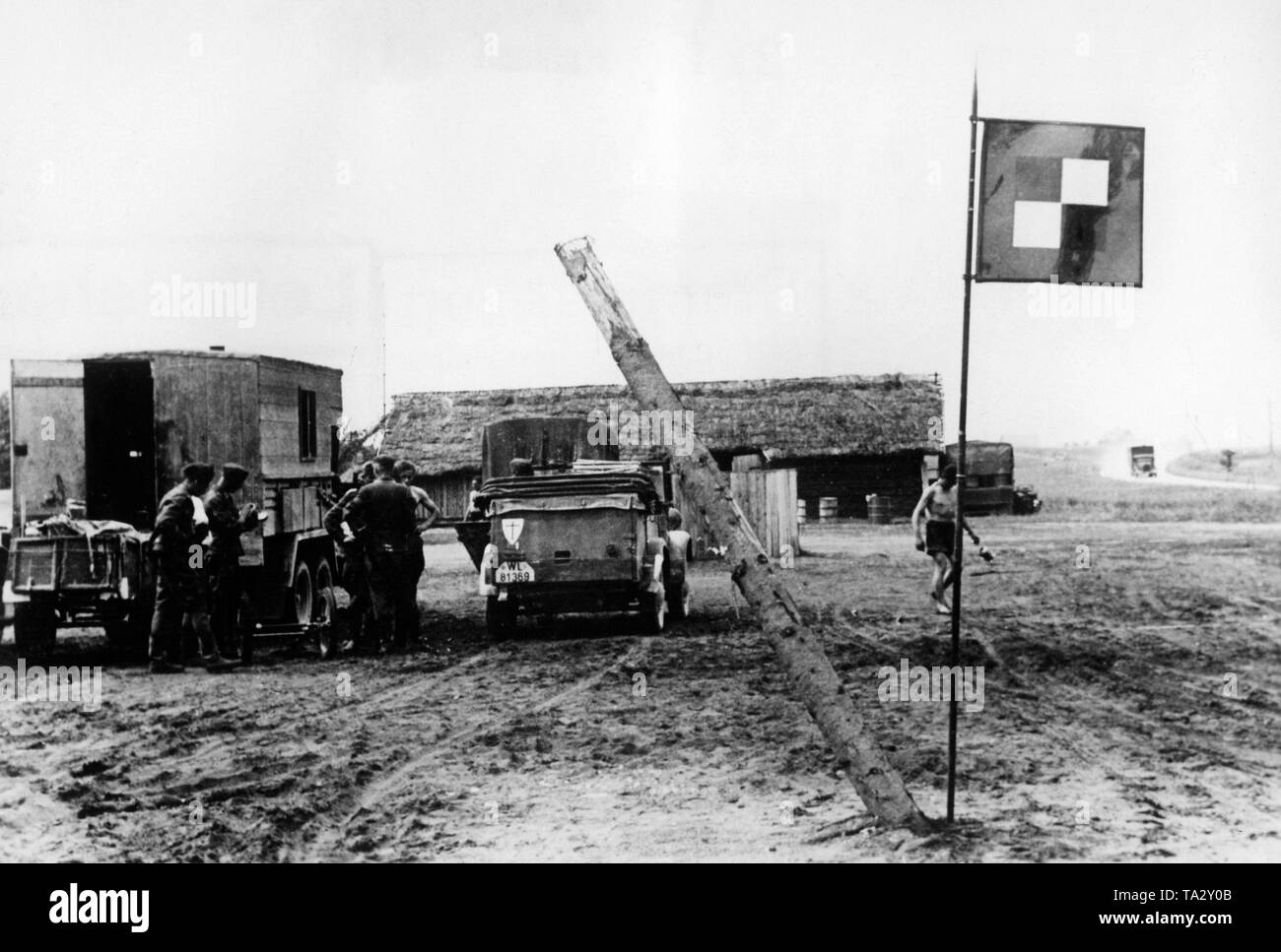 Eine Armeeoberkommando (Feld Armee Befehl) (AOK) der Wehrmacht in der Nähe von nirza in Lettland in einem Zelt. Am VW Kuebelwagen... Rechts, unter der Flagge der AOK. Foto: kriegsberichterstatter v. der Piepen. Stockfoto