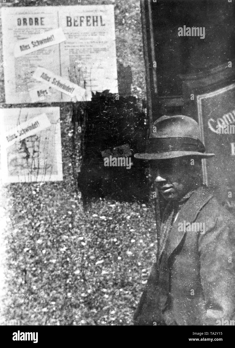 Französische Plakate in den besetzten Ruhrgebiet wurden häufig überzogen oder über von den Deutschen gemalt. Hier den Anordnungen der Besatzungsmacht wurden durch Aufkleber mit der Aufschrift "Alles Schwindel" sabotiert. ('Alle scam") Stockfoto