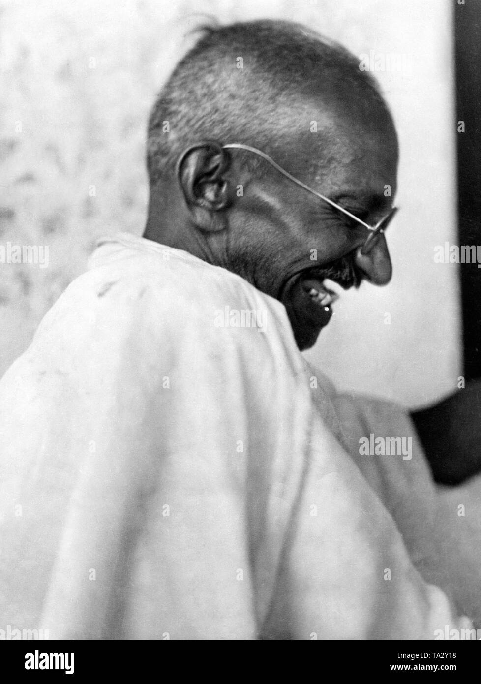 Mahatma Gandhi am Dandi camp in Navsari Bezirk, Gujarat. Gandhi führte ein Salt Marsh es das Salz Monopol der Britischen zu brechen. Alle Teilnehmer brachten ihre Salz es sich. Die Inhaftierung von einigen der Führer der Kongreß-Partei hatte einen großen Anteil am Erfolg der Kampagne. Diese Kampagne war der erste Schritt zur Unabhängigkeit Indiens. Gandhi wurde mehrmals für den Friedensnobelpreis nominiert während seiner Lebenszeit. Stockfoto