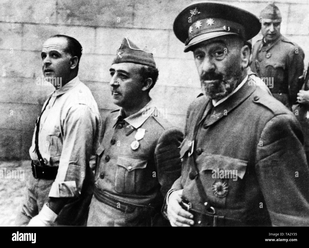 Große Mendez, Francisco Franco und Jose Moscardo, die im ersten Jahr der Spanischen Bürgerkrieg unter den nationalen spanischen Soldaten im Alcazar von Toledo. Stockfoto