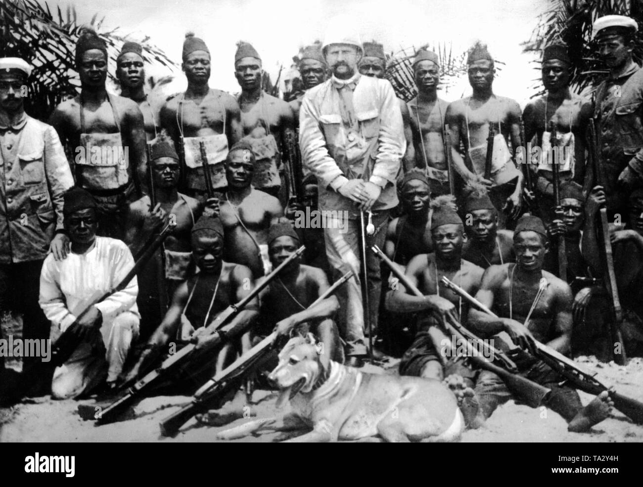 Gruppenfoto der ersten 20 Native Police Soldaten unter dem Befehl von Leutnant von Stetten (o. Robert Steinhaeuser) in das Deutsche Schutzgebiet Kamerun. Stockfoto