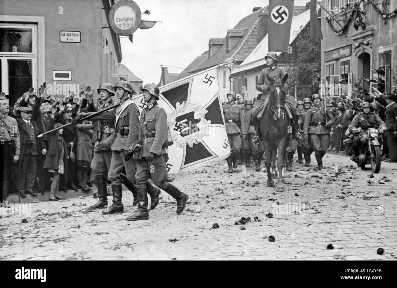 Am 3. Oktober 1938 Infanterie der Wehrmacht März unter dem Jubel der Bevölkerung in Grottau (heute Hrádek nad Nisou) während der Besetzung des Sudetenlandes. Leute grüße die Soldaten mit den Hitlergruß. Stockfoto