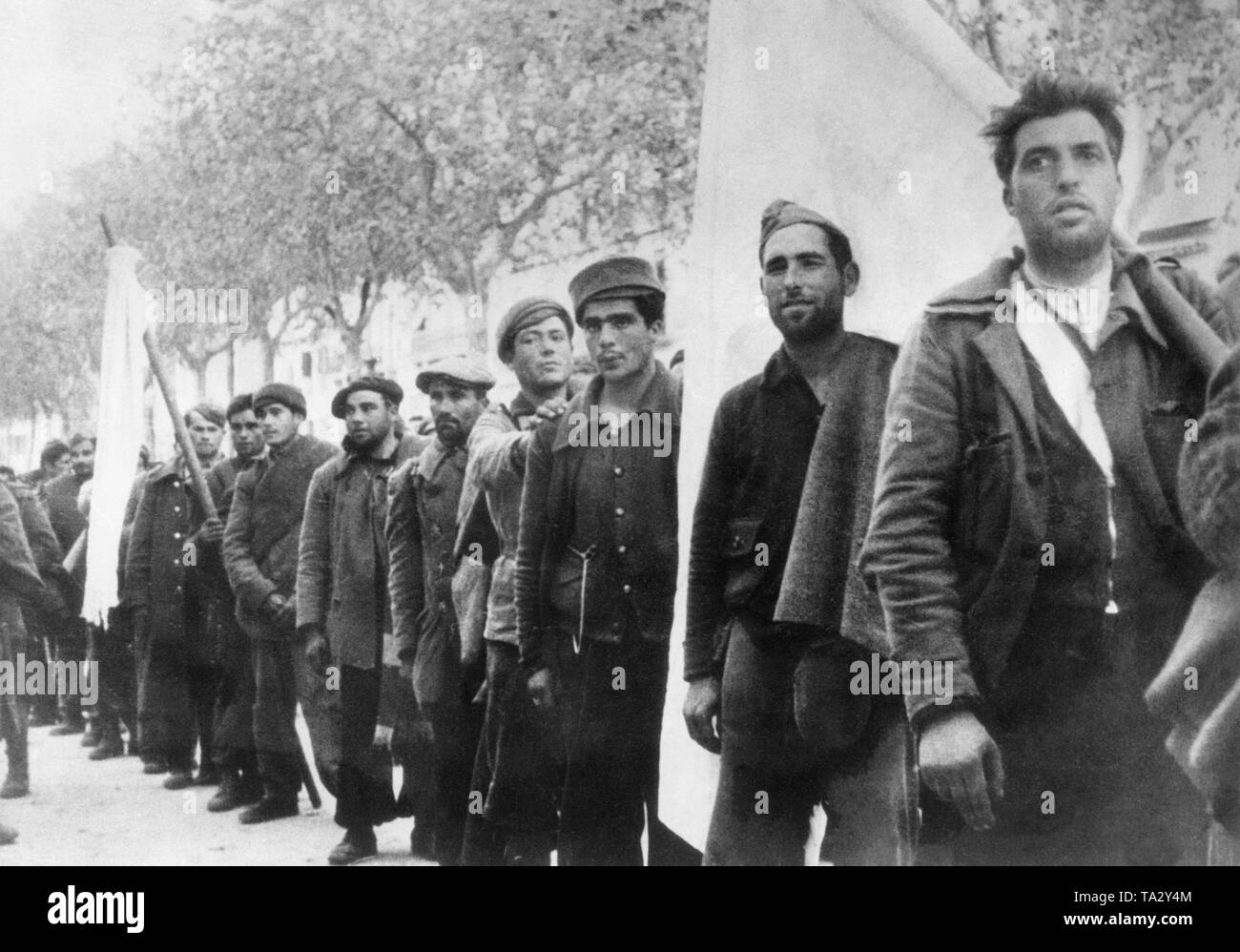 Foto von einer Gruppe von republikanischen Soldaten mit weißen Fahnen auf der Straße Rambla Nuova in Tarragona, Katalonien, Spanien, am 26. Januar 1939 (drei Monate vor dem Ende des Spanischen Bürgerkrieges). Stockfoto