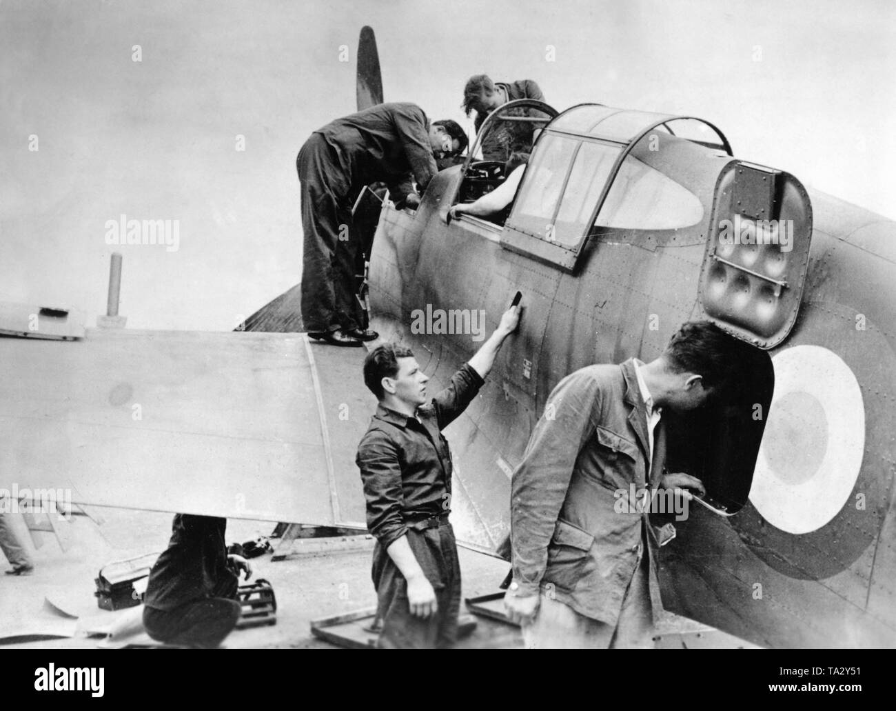 Bodenpersonal der Luftwaffe prüft die Funktionalität eines plünderten Französische Flugzeuge. Foto: kriegsberichterstatter Weber. Stockfoto