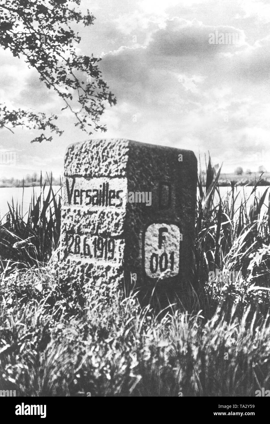 Das Symbol des neuen deutsch-polnischen Grenze wurde diese Grenze Stein in Schneidemühl. Es trägt die Inschrift "Versailles 28.6.1919". Stockfoto