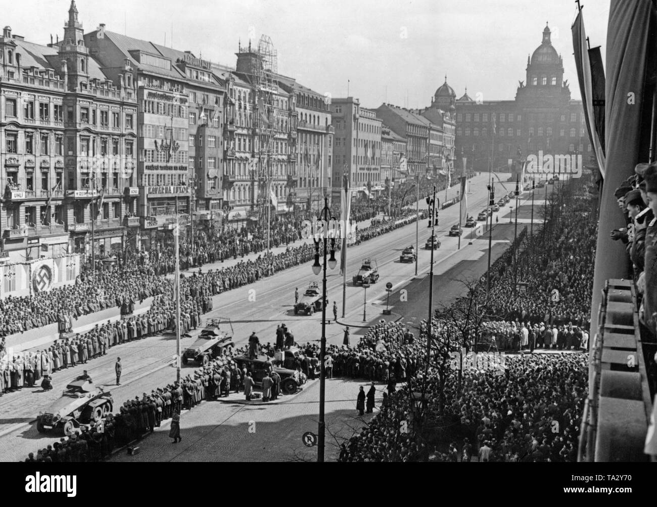 Im Zuge der Besetzung der Tschechoslowakei, eine militärische Parade findet am Wenzelsplatz. Eine Straße ist mit Hakenkreuzen verziert. Am Ende der Straße, das National Museum. Die erste slowakische Republik wurde auf Hitlers Befehl im März 1939 gegründet, und Böhmen und Mähren wurden von der Wehrmacht besetzt. Stockfoto
