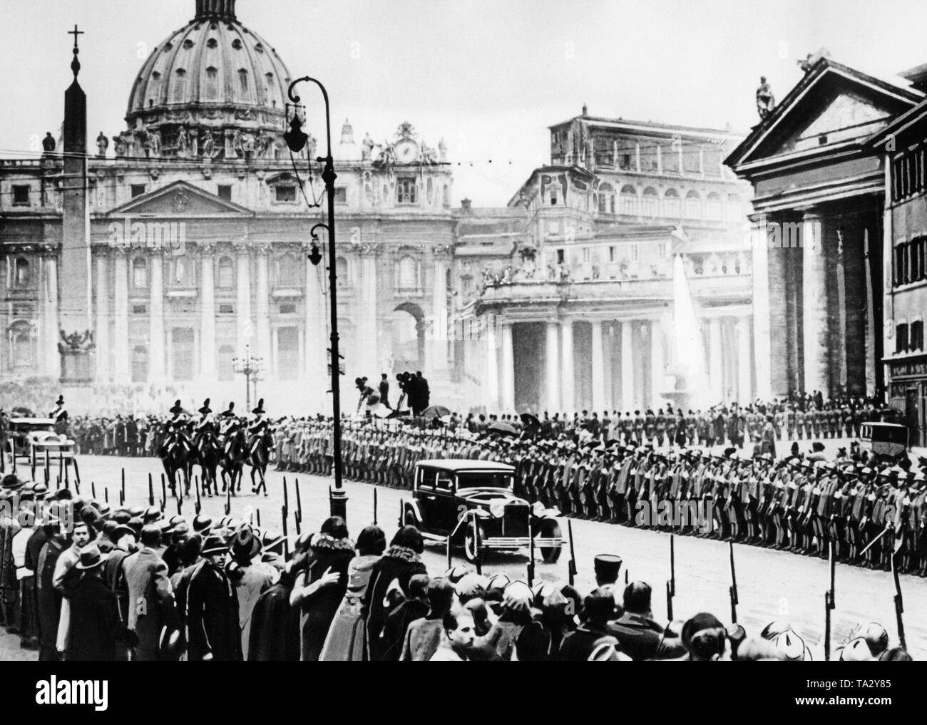 Drei Jahre nach dem Abschluss der Lateranverträge, Papst Pius XI. erhält Benito Mussolini im Publikum. Im Bild, die Kutschen von Mussolini vor einer Masse. Stockfoto