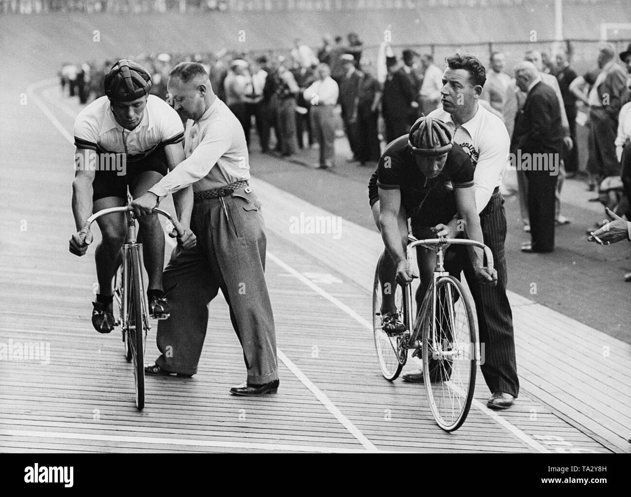 Der deutsche Titel Radfahrer Albert Richter (links) und dem Belgischen Jef Scherens in der Endrunde der Titel Bahnrad-WM am 18. August 1935 in Brüssel. Stockfoto
