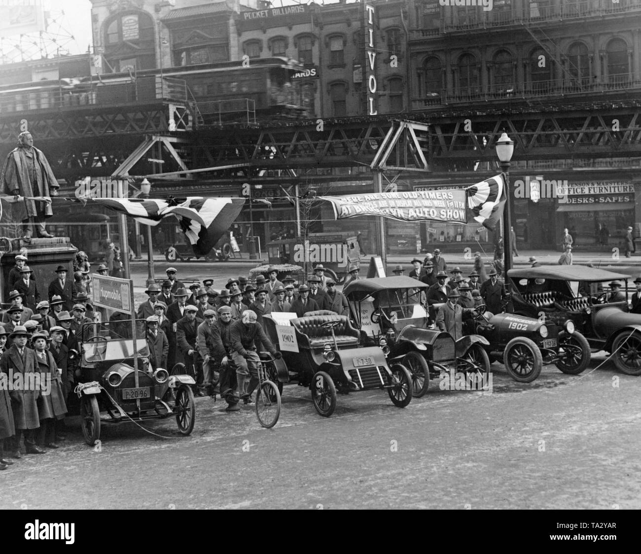 Fünf historischen Autos, darunter ein Hupmobile, ein Cadillac (1902 gebaut), Paige (1908 gebaut) und einem Mercedes (1902 gebaut) vor der Brooklyn Borough Hall. Stockfoto