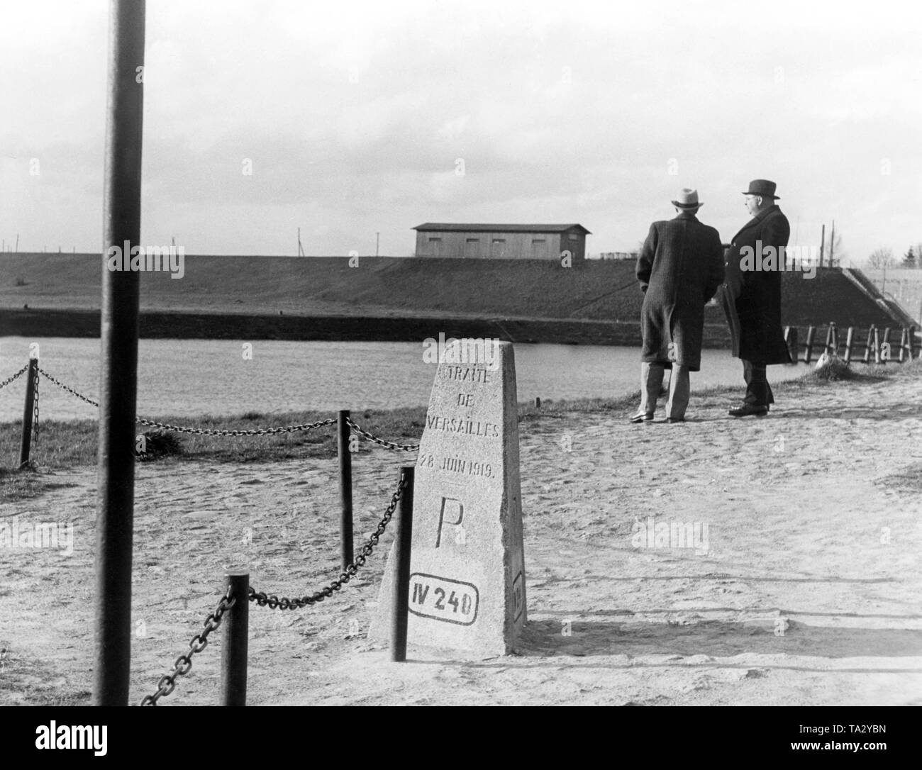 Diese trijunction Stein mit der Inschrift "traite de Versailles Marken vom 28. Juni 1919 "die Grenze zwischen dem deutschen Ostpreußen, Polen und den Freistaat Danzig (Undatiertes Foto). Stockfoto