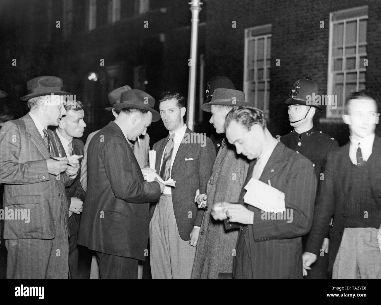 Journalisten warten in 10 Downing Street in London. Das Büro ist für das Hosting einer Kabinett Konferenz mit dem britischen Premierminister Neville Chamberlain. Die Tagung erfolgt nach Hitlers ultimatum im Sudetenland Krise. Hitler verlangte eine Lösung der Krise im Oktober. Stockfoto Journalisten warten in 10 Downing Street in London. Das Büro ist für das Hosting einer Kabinett Konferenz mit dem britischen Premierminister Neville Chamberlain. Die Tagung erfolgt nach Hitlers ultimatum im Sudetenland Krise. Hitler verlangte eine Lösung der Krise im Oktober. Stockfoto